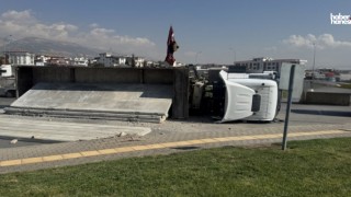 Kahramanmaraş'ta Korkutan Kaza: Beton Blok Yüklü Tır Devrildi
