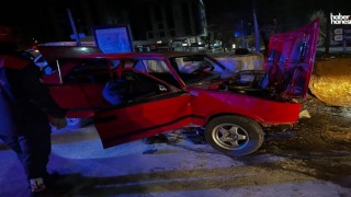 Kahramanmaraş'ta Trafik Kazası: Araç Refüje Çarptı, İki Kişi Kurtarıldı