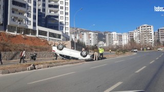 Kahramanmaraş'ta Trafik Kazası: Sürücü Refüje Çarparak Ters Döndü!