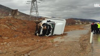 Kahramanmaraş'ta Feci Kaza: Kamyonet Şarampole Yuvarlandı!