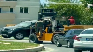 Kahramanmaraş’ta Forkliftle Otomobil Taşıdı, Trafiği Tehlikeye Attı