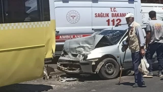Kahramanmaraş’ta Otomobil, Halk Otobüsüne Çarptı: 2 Kişi Yaralandı