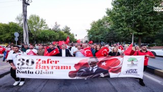 Şehitkamil’de Zafer Bayramı Kutlamaları: Kent Kırmızı-Beyaza Büründü