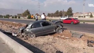 Kahramanmaraş’ta Otomobil Refüje Çarptı, Sürücü Hastaneye Kaldırıldı!