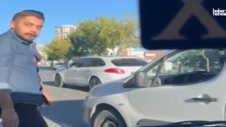 Kahramanmaraş’ta Trafikte Öfke Patlaması: Sürücü Aracın Camını Kırdı