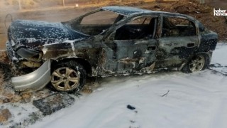 Kahramanmaraş’ta Motoru Yanan Otomobil Dakikalar İçinde Hurdaya Döndü!