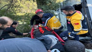 Kahramanmaraş’ta Şarampole Yuvarlanan Kamyondan Sürücü Sağ Çıkarıldı