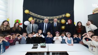 Başkan Toptaş’a karne programında miniklerden doğum günü sürprizi
