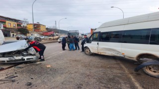 Kahramanmaraş’ta Servis Aracı ile Otomobil Çarpıştı: Yaralılar Kurtarıldı