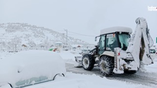 Kahramanmaraş Büyükşehir’den Kar Mesaisi: İlçelerde Yol Açma ve Tuzlama Çalışmaları Sürüyor