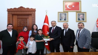 Başkan Hanifi Toptaş, 23 Nisan’da koltuğunu minik Halil Sami’ye devretti