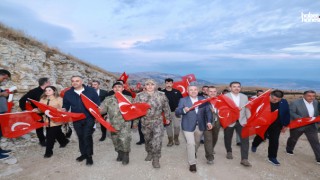 Dünyanın en büyük Türk bayrağında anlamlı 30 Ağustos Bayrağa Saygı Yürüyüşü