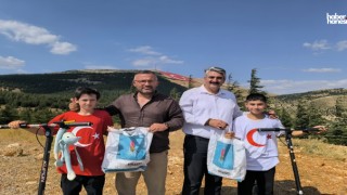 Kahramanmaraş'ta 13 Yaşındaki İki Öğrenciden Bayrak Sevgisi: Scooterla Ahır Dağı’nın Zirvesine Çıktılar