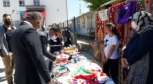 Tufanbeyli Halk Eğitim Merkezi’nin yıl sonu sergisi açıldı