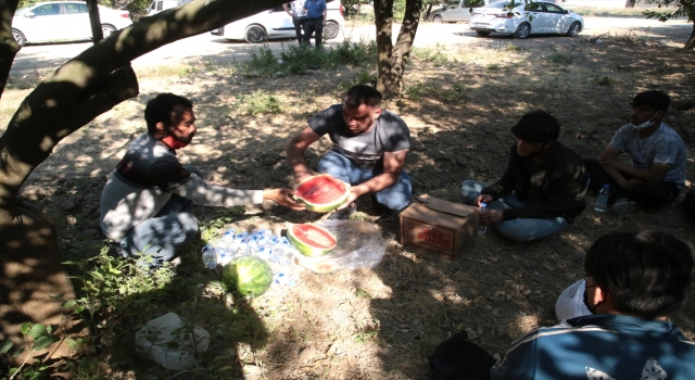 Adana’da portakal bahçesinde yakalanan düzensiz göçmenlere vatandaşlar yiyecek ikram etti