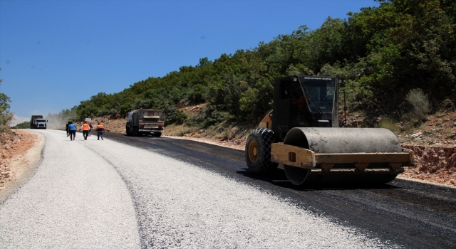 Erdemli’de yapımı tamamlanan köprü ve yolda asfalt çalışması