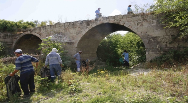 Adana’da sahil şeridi ve tarihi alanlardaki atıklar temizlendi