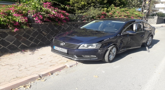 Hatay’da iki otomobil çarpıştı: 3 yaralı