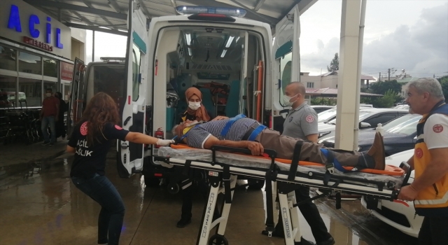 Adana’da şarampole devrilen otomobilin sürücüsü yaralandı