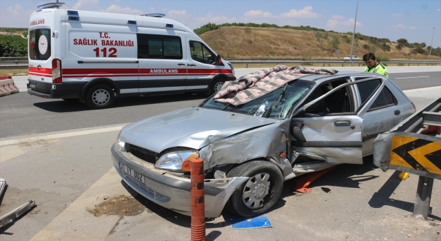 Adana’da bariyere çarpan otomobildeki 2 kişi yaralandı