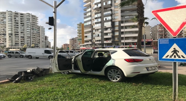 Adana’da otomobil sinyalizasyon direğine çarptı: 4 yaralı