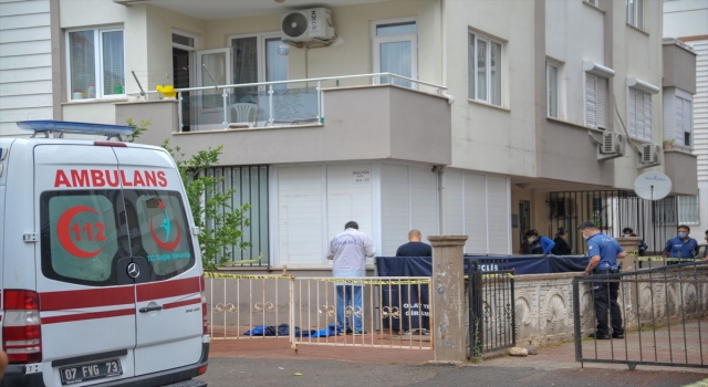 Antalya’da balkondan düşen 53 yaşındaki kadın öldü