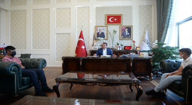 Kahramanmaraş’ta rüzgar nedeniyle katlanan bayrağı açıp öpen çocuklar ödüllendirildi
