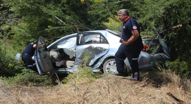 Adana’da bariyere çarpan otomobilin sürücüsü yaralandı