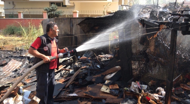 Mersin’de kullanılmayan bir evin odunluğunda çıkan yangın söndürüldü