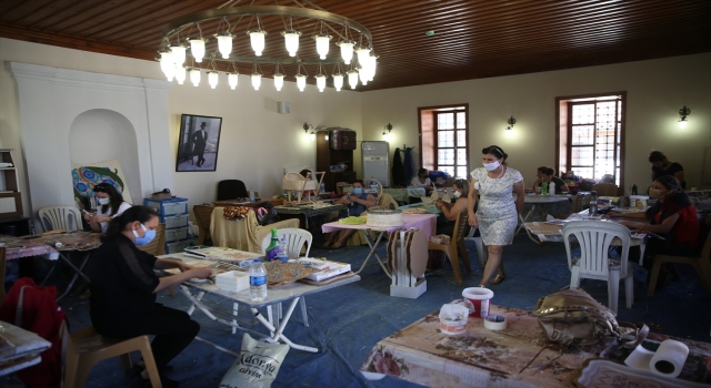 Hatay’da mısır yaprakları, kadınların elinde çanta, ekmek sepeti ve nihaleye dönüşüyor