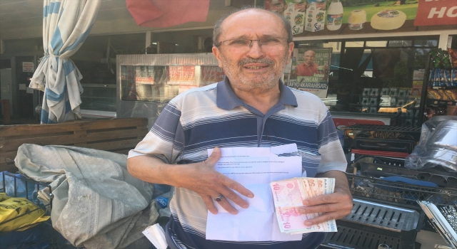 Antalya’da bir kişi yıllar önce bakkaldan izinsiz aldığı ürünlerin parasını gizlice bırakarak ”helallik” istedi