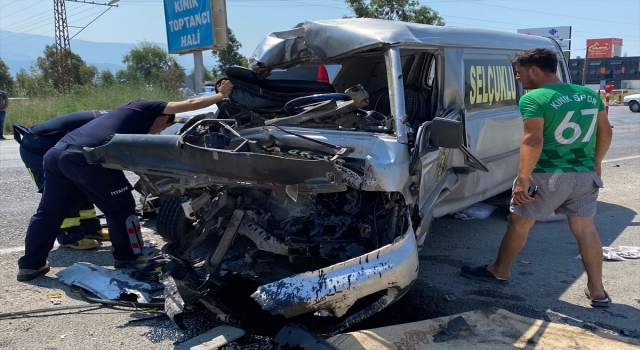 Kaş’ta yolcu otobüsü ile minibüs çarpıştı: 1 yaralı