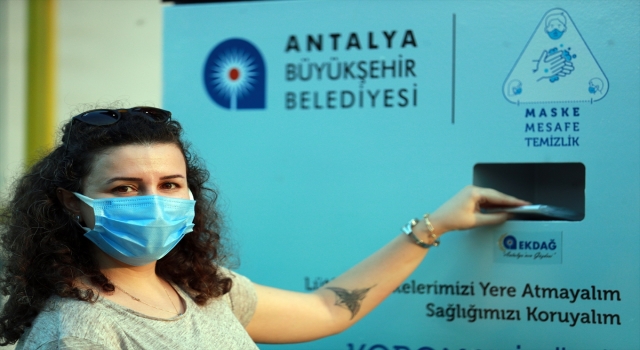 Antalya’da Konyaaltı Sahili’ne atık ve maske otomatı yerleştirildi