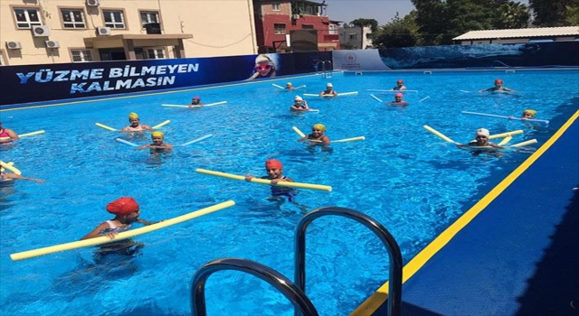 Adana’da Yüzme Bilmeyen Kalmasın Projesi devam ediyor