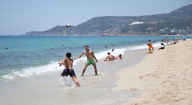 Antalya’da sıcak havadan bunalanlar sahillerde serinlemeye çalıştı