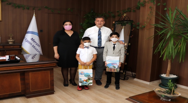 Singapur’daki matematik olimpiyatlarında birincilik kazanan Mersinli 2 öğrenci ödüllendirildi