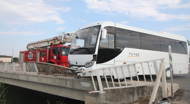 Antalya’da tur midibüsü ile hafif ticari araç çarpıştı: 5 yaralı