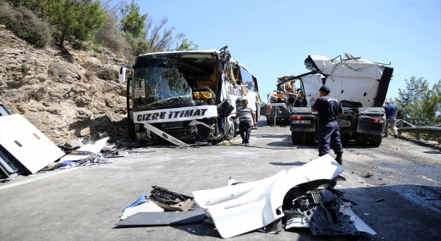 GÜNCELLEME Mersin’de yolcu otobüsü ile tır çarpıştı: 14 yaralı