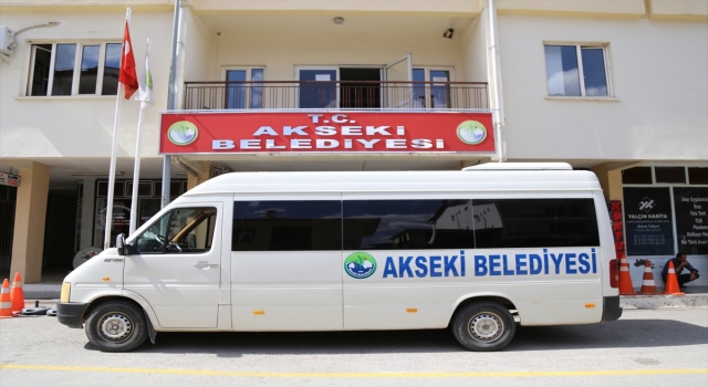 Akseki’de hayırsever belediyeye minibüs bağışladı