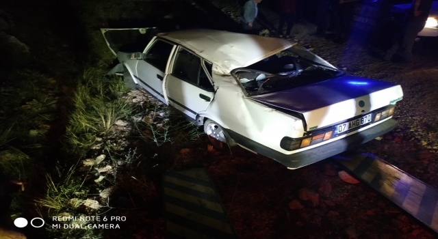 Korkuteli’de şarampole yuvarlanan otomobildeki 2 kişi yaralandı