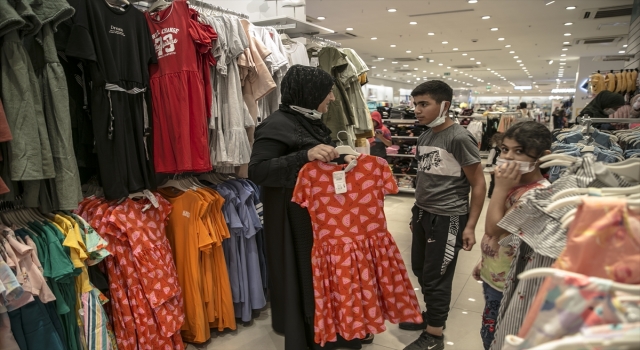 Hatay’da Suriyeli yetimlere giysi ve ayakkabı yardımı yapıldı
