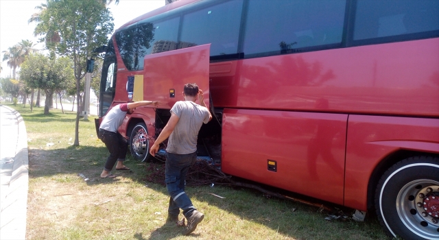 Adana’da refüjdeki ağaca çarpan otobüsün şoförü yaşamını yitirdi