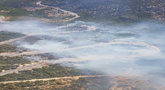 Antalya’da ormanlık alanda çıkan yangına ekipler müdahale ediyor