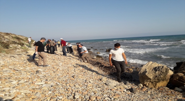 Yumurtalık’ta kamu çalışanları ve vatandaşlar sahili temizledi