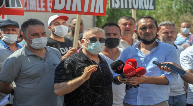 Antalya’da imar planları iptal edilen mahallenin sakinleri, yolu ulaşıma kapatarak eylem yaptı