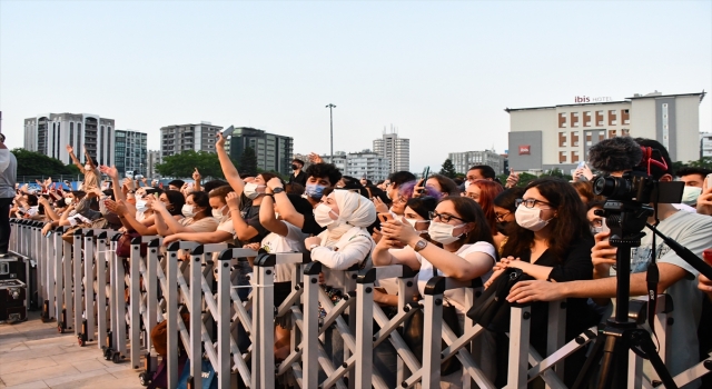 Adana’da yaz konserinde Pinhani grubu sahne aldı
