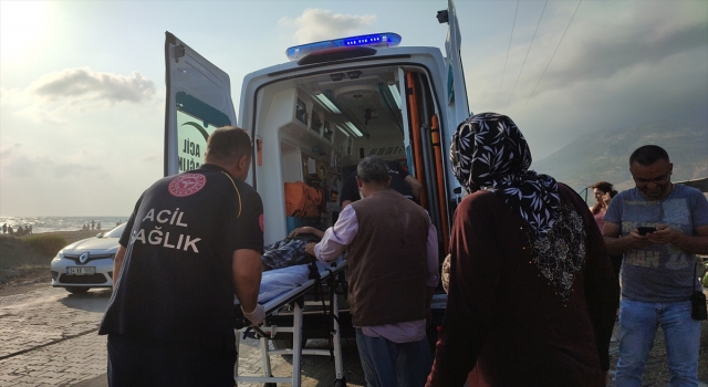 Hatay’da denizde boğulma tehlikesi geçiren çocuk kurtarıldı