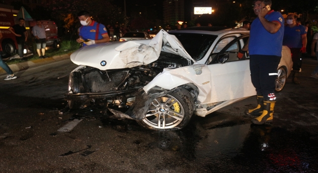 Adana’da kazada otomobilde sıkışan sürücü ile hamile eşi itfaiye ekiplerince kurtarıldı