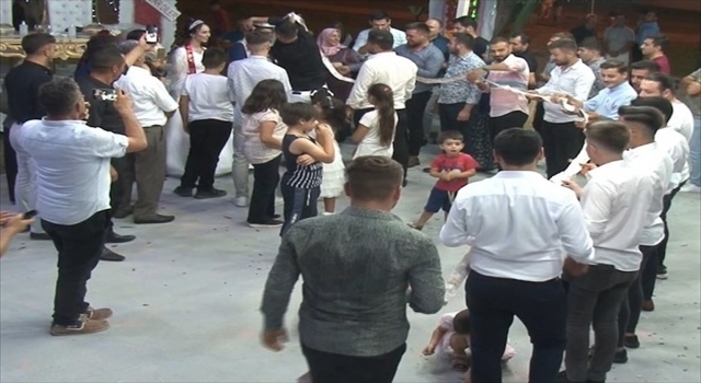 Antalya’da damada 5 bin liranın 5’lik banknotlar halinde takılması renkli görüntüler oluşturdu
