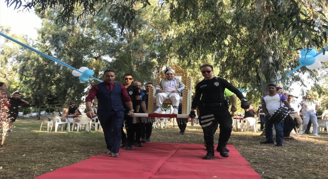 Adana’da polisler şehit çocuğunu sünnet düğününde yalnız bırakmadı